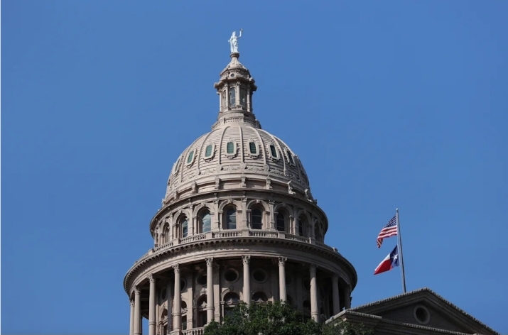 DEMÓCRATAS TEXANOS ABANDONAN EL ESTADO PARA FRENAR VOTACIÓN IMPULSADA POR TRUMP SOBRE NUEVOS DISTRITOS ELECTORALES