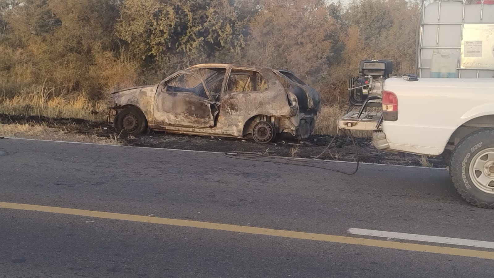 SAN JOSÉ DE LA DORMIDA: UN VEHÍCULO SE INCENDIÓ SOBRE LA RUTA 9, NO HUBO HERIDOS