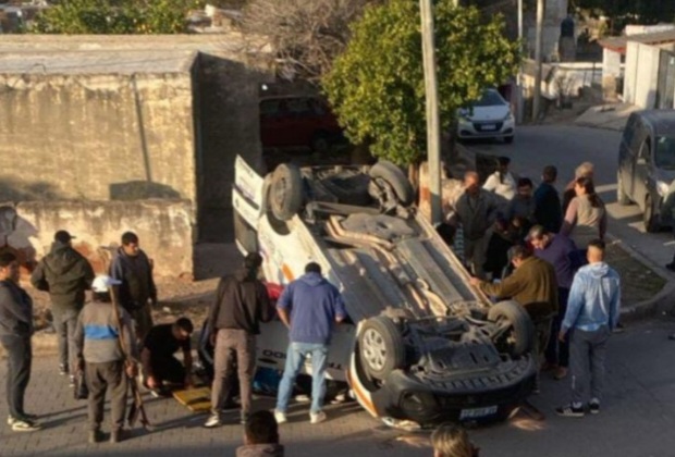 VUELCO DE AMBULANCIA EN CRUZ DEL EJE TRAS FUERTE CHOQUE CON UN AUTO