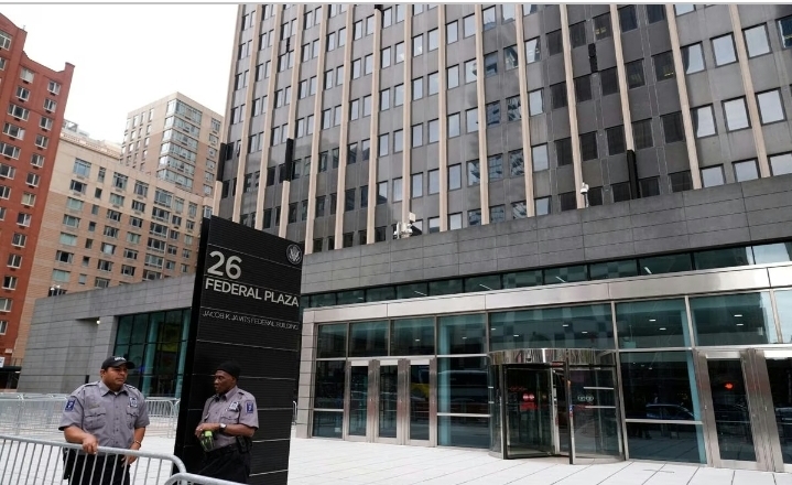 SANCIONAN A AGENTE DEL ICE POR EMPUJAR A UNA MUJER EN UN TRIBUNAL DE NUEVA YORK